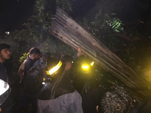 NDRF team rescuing those trapped under the debris. Photo/ANI