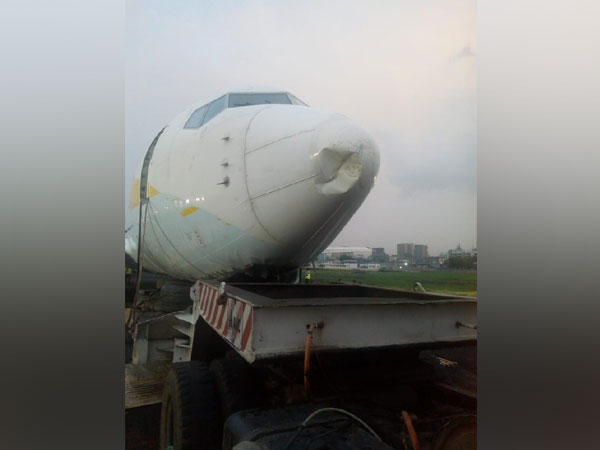 Officials were working to retrieve SpiceJet aircraft at Mumbai airport on Thursday. Photo/ANI