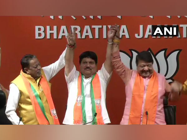 Arjun Singh, centre, on Thursday joined BJP. Photo/ANI
