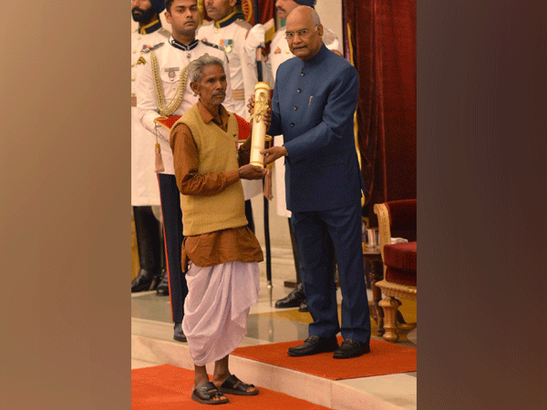 President Kovind presents Padma Shri to Daitari Naik for Social Work. [Photo/Twitter]