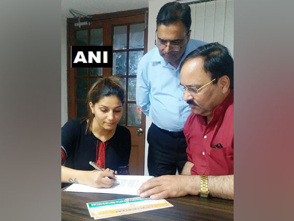 Famous Haryanvi singer, dancer Sapna Chaudhary joined Congress party on Saturday in New Delhi. Photo/ANI