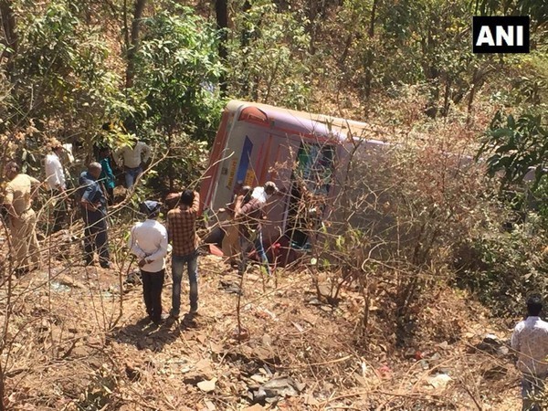 People trying to resuce stranded passengers after the bus met with an accident Palghar, Maharashtra, on Sunday. Photo/ANI