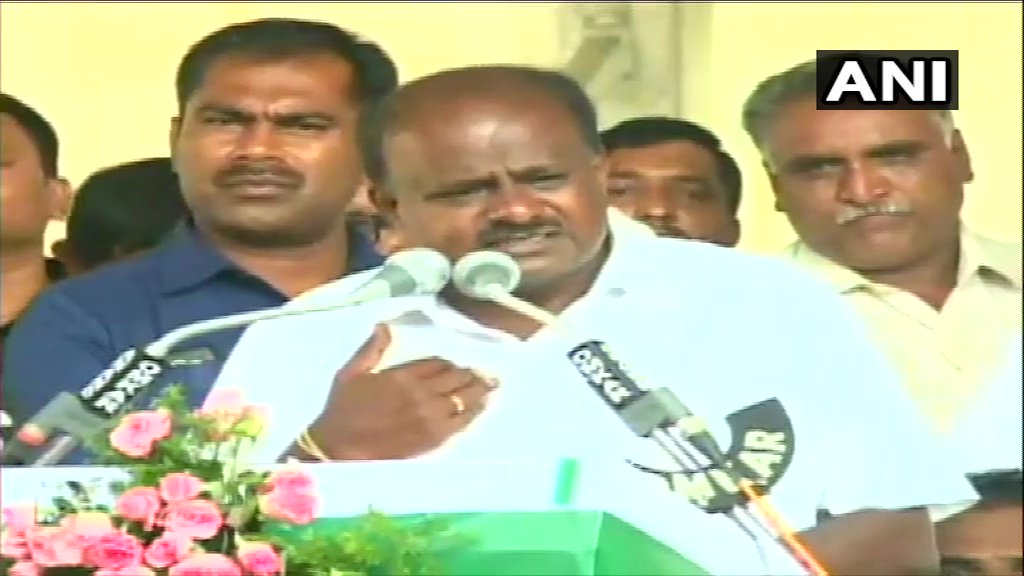 Karnataka CM HD Kumaraswamy addresses public gathering in Mandya. [Photo/ANI]
