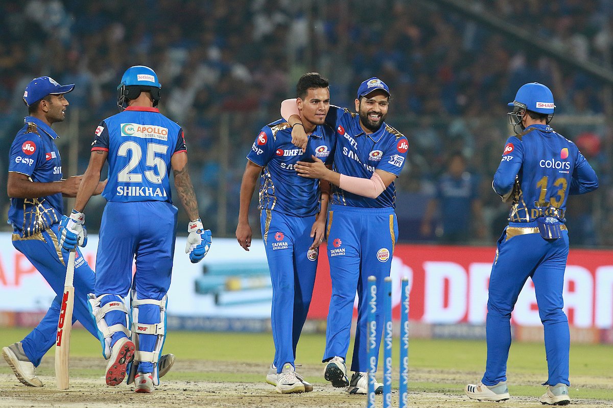 Mumbai Indians celebrating the wicket of Shikhar Dhawan (Photo/Mumbai Indians Twitter)