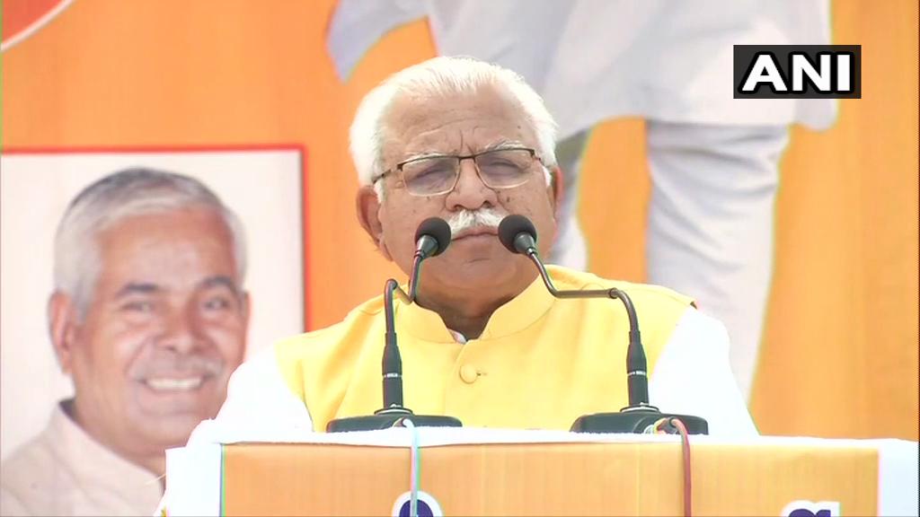 Haryana CM Manohar Lal Khattar addresses a public rally in Bhiwani on Thursday. [Photo/ANI]