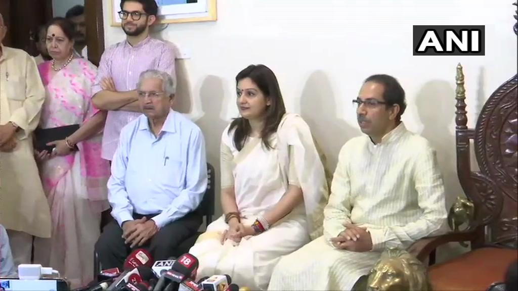 Priyanka Chaturvedi (Center) with Shiv Sena chief Uddav Thackeray during a press confernce in Matoshree, Maharashtra on Friday. [Photo/ANI]