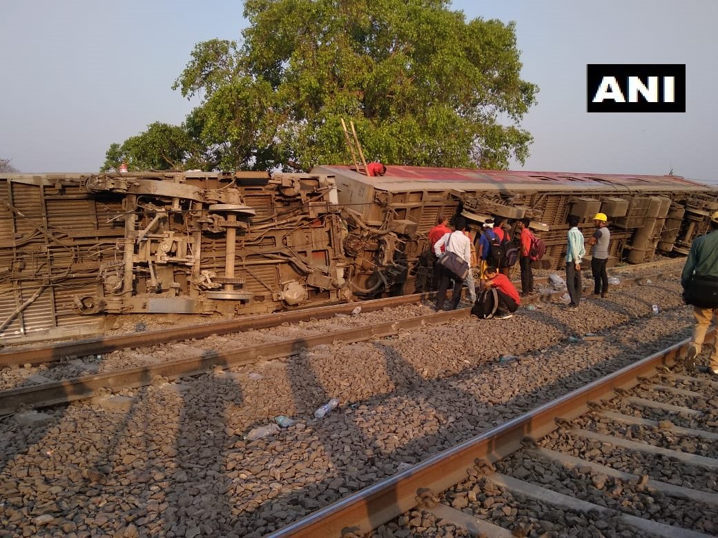 Derailed Howrah-New Delhi Poorva Express