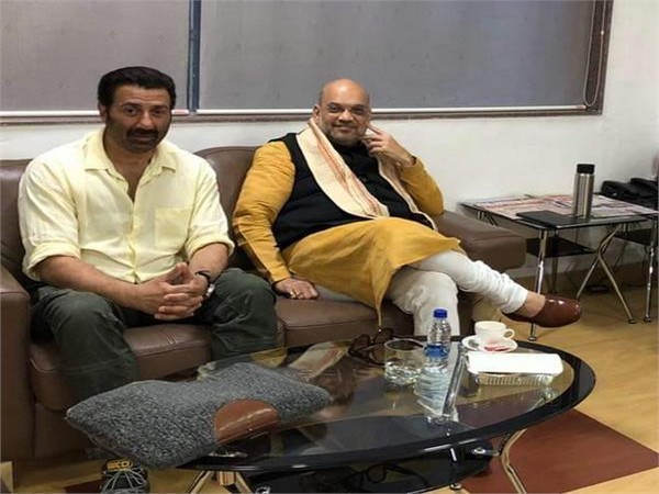 BJP president Amit Shah met Bollywood actor Sunny Deol at Pune Airport on Friday. Photo/ANI
