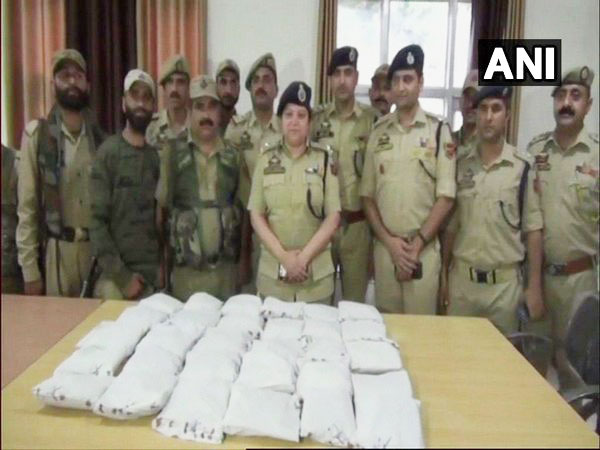 Ramban police team with seized narcotics (Photo/ANI)