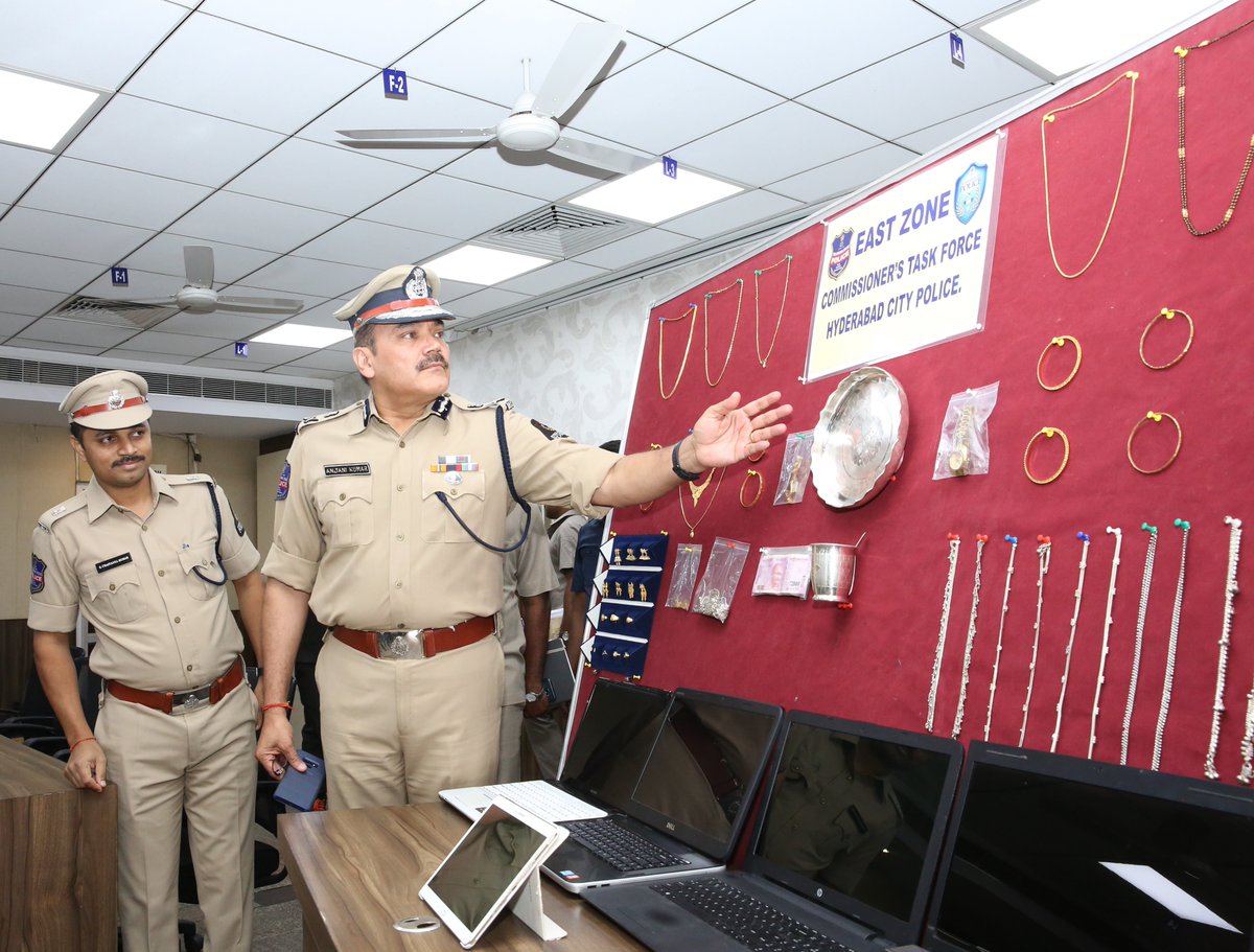 Hyderabad Police Commissioner Anjani Kumar showing the recovered items from the posession of accused Nevanath Kumar.