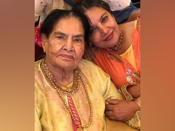 Veteran actor Shaukat Kaifi with daughter Shabana (Picture courtesy: Shabana Azmi Twitter)