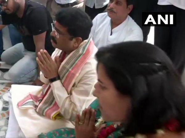 Union Minister Dharmendra Pradhan offers prayers at Jagannath temple in New Delhi on Friay. [Photo/ANI]