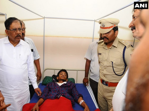 Karnataka CM G Parameshwara (L)visits injured journalists at a hospital in Tumkur, Karnataka [Photo/ANI]