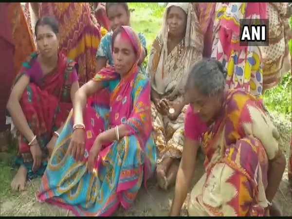 Relatives of BJP worker Anil Singh mourning over his death in Malda on Wednesday. [Photo/ANI]