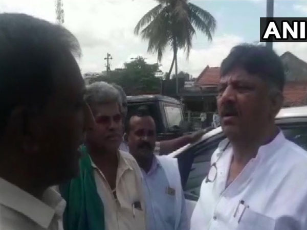 A farmer speaking to cabinet minister DK Shivakumar in Mandya on Tuesday. [Photo/ANI]