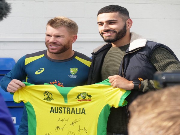 Warner presents signed jersey to Jaykishan Phala (Photo/ cricket.com.au Twitter)