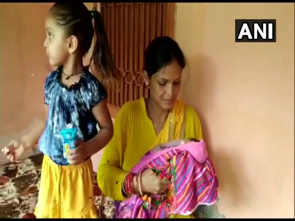 Kumkum Kumari with her newborn baby. Photo/ANI