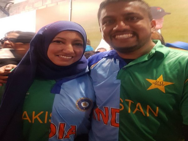 Couple sports India-Pak jersey (Photo/ Lakshmi Kaul Twitter)