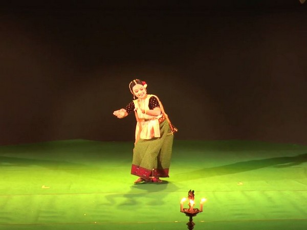 An artiste performing at the event. Photo/ANI