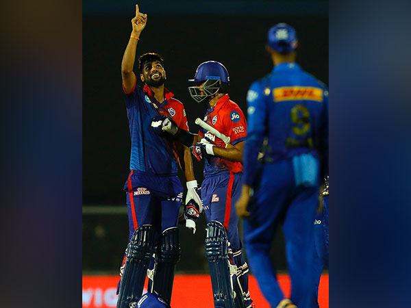 Delhi Capitals team celebrates after beating Mumbai Indians (Image: Delhi Capitals Twitter)