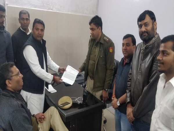 Indian Youth Congress (IYC) members handing over the letter to police officials at Parliament Street police station in New Delhi. Photo/ANI
