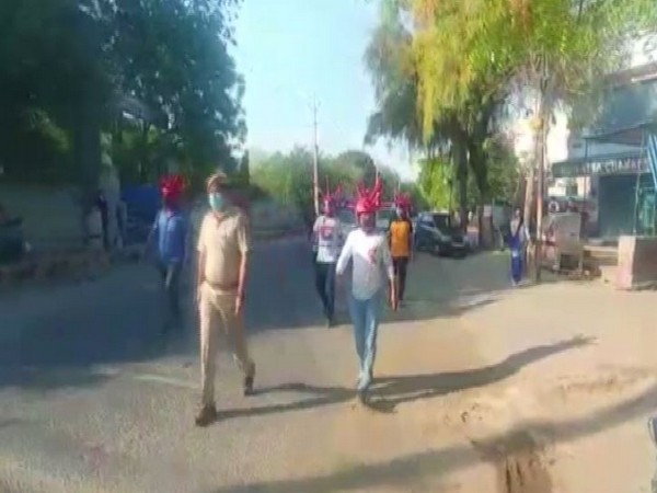 Delhi Police asking people to stay home in Kakora, Dwarka on Saturday