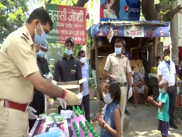 Delhi Police personnel providing burgers to kids in RK Puram Sector 9