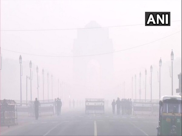 Haze lingers as air quality around India Gate remains in 'Very Poor' category [Photo/ANI]