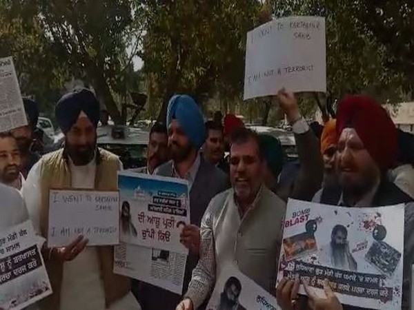 Members of AAP and SAD protesting outside the Punjab Assembly on Monday. Photo/ANI