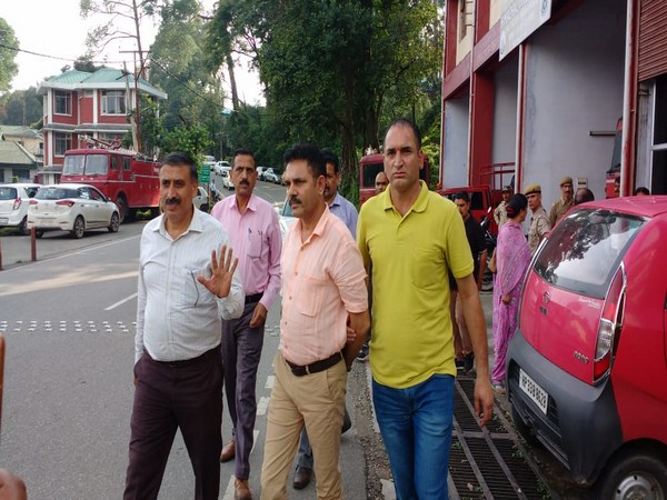 Junior engineer of Dharamshala Municipal Corporation (DMC) being arrested by Vigilance and Anti-Corruption Bureau on Thursday. Photo/ANI