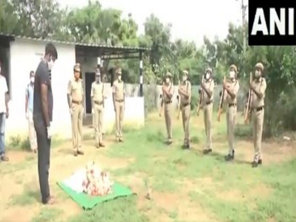 Police officials performing final rites of Leo (Photo/ANI)