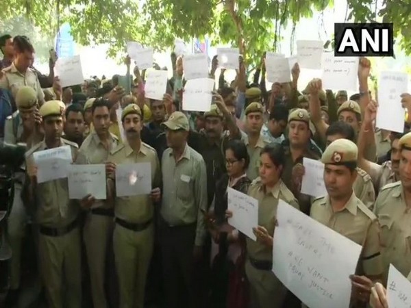 Hundreds of police personnel on Tuesday protested outside Delhi Police Headquarters against the clash with lawyers at Tis Hazari Court on November 2.