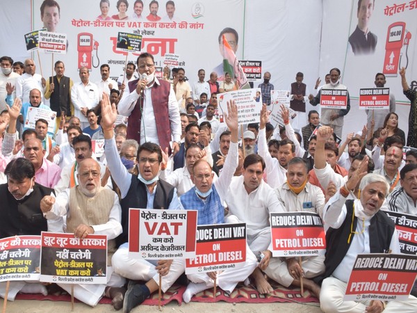 Delhi Congress stages dharna at Delhi Secretariat demanding reduction of VAT on Petrol and Diesel. (Photo/ DPCC) 