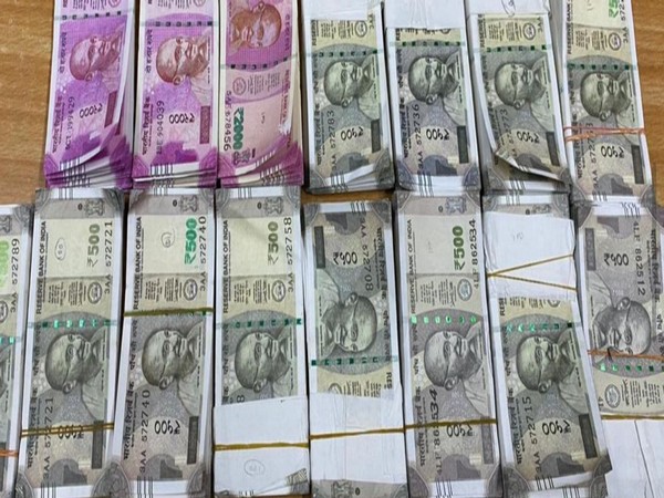 DRI seize Indian fake currency worth Rs 18.75 lakhs in Nagpur. Photo/ANI