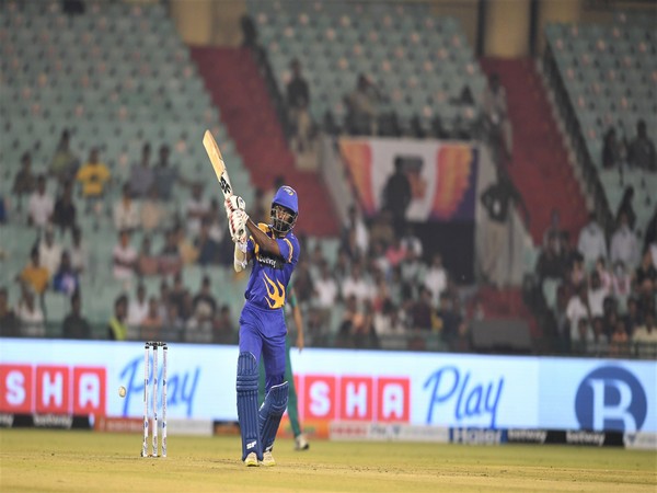 Upul Tharanga in action (Photo/ Road Safety World Series)
