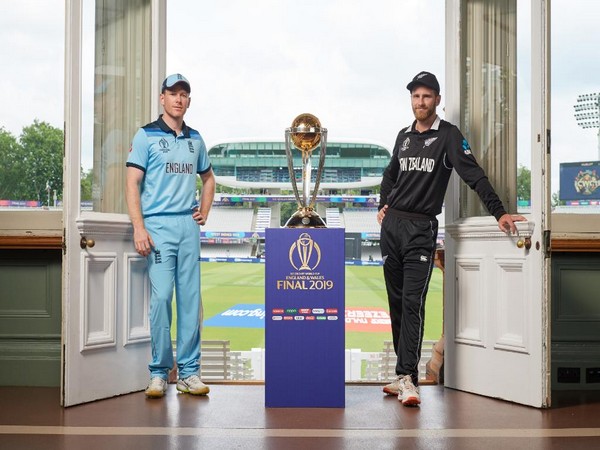 England captain Eoin Morgan and New Zealand captain Kane Williamson with the ICC Men's Cricket World Cup trophy (Photo/ICC Twitter)
