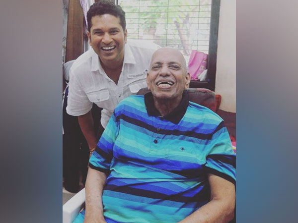 Sachin Tendulkar with his childhood coach Ramakant Achrekar (Photo/ Sachin Tendulkar Twitter)