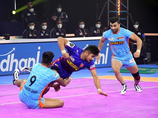 Dabang Delhi K.C.'s Naveen Kumar showcases tremendous raiding skills against Bengal Warriors (Image: Pro Kabaddi League)