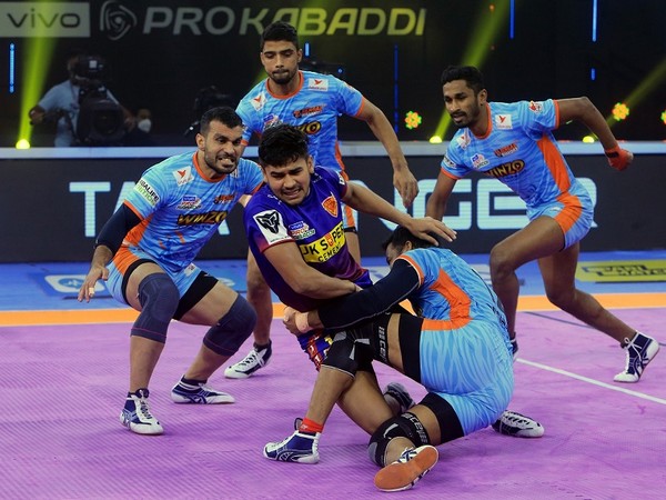 Dabang Delhi K.C raider Naveen Kumar tries to escape the Bengal Warriors defence (Image: PKL)