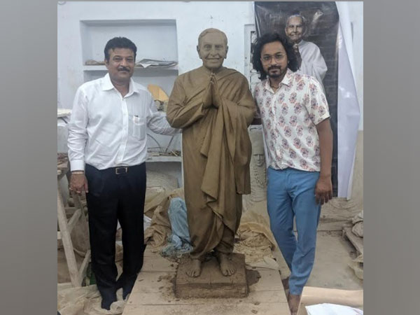  Govind Uttamchandani Chairman, Syska LED, Dada Vaswani's Statue and Prashant Pandey