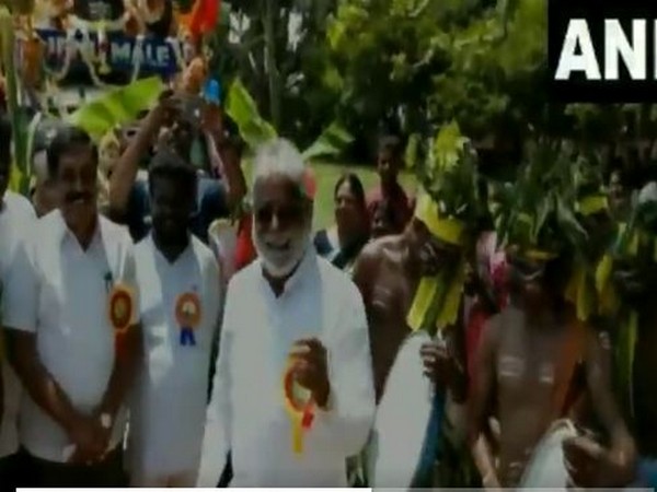Karnataka MLA N Mahesh dancing on drum beats at Gramin Dasar on Monday. (Photo/ANI)