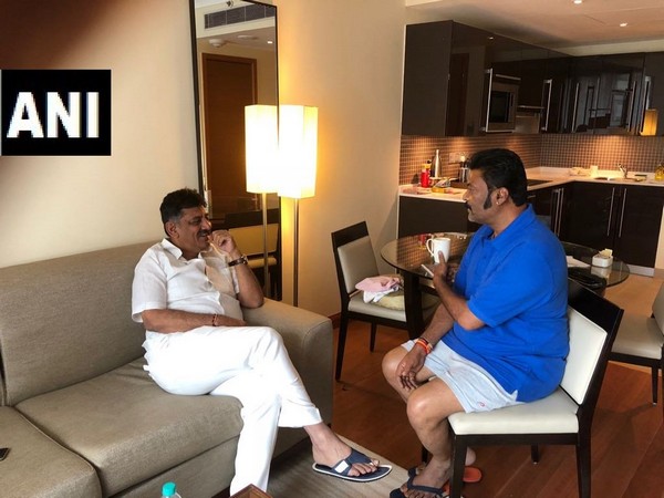 KPCC president DK Shivakumar with Karnataka Minister Anand Singh (File Photo)