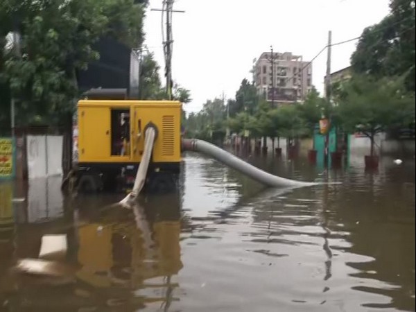 Patna floods: Municipal Corporation uses dewatering machines to carry out relief work [Photo/ANI]