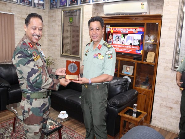 RBAF Commander with Major General M K Mago at the Counter Insurgency and Jungle Warfare (CIJW) School at Variengte on Wednesday. Photo/Twitter