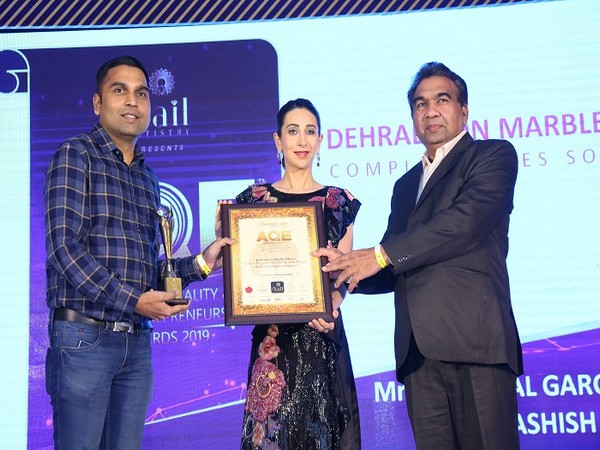 Dehradoon Marble House, CEO, Ashish Gupta & Founder Ratan Lal Garg received India’s Best Tiles Retailer of the year 2019 from Karisma Kapoor