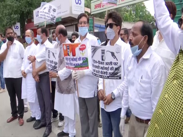 Uttarakhand Congress leaders and workers protesting against fuel price hike on Thursday. Photo/ANI