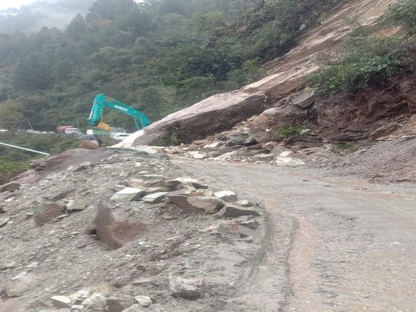 Landslide on Rishikesh-Badrinath National Highway on Wednesday Photo/ANI
