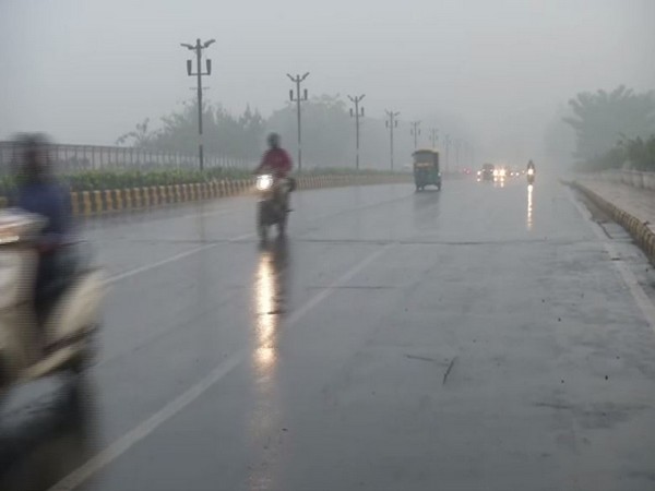 A thick blanket of smog engulfed Delhi on Sunday [Photo/ANI]