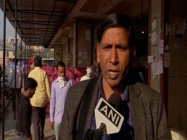 Chairman of the Gazipur Sabji Mandi, Satyadev Prasad Gupta explains the price rise of onions (Photo/ANI)