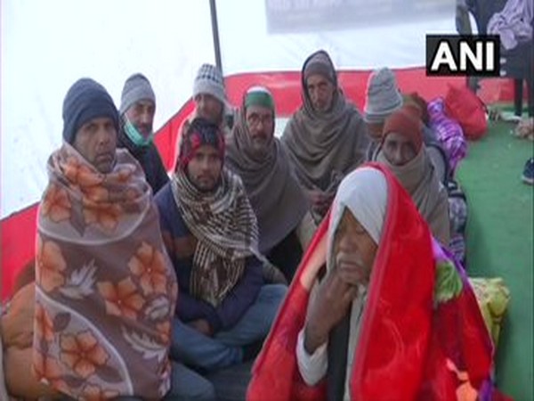 People feel the chill breeze at Singhu border (Photo ANI)